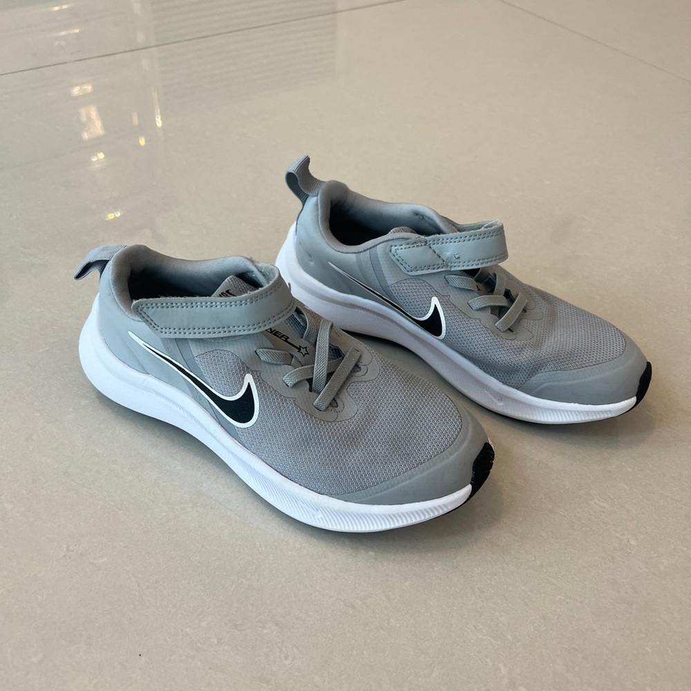 Nike Kids Light Gray Sneakers